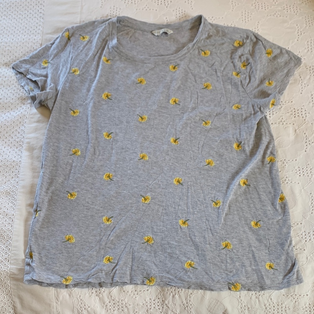 •Lucky Brand Heather Gray Daisy Short Sleeve Tee•